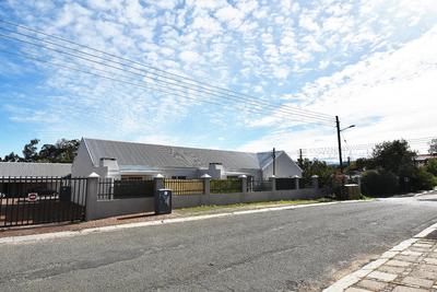 Townhouse For Sale in Oudtshoorn, Oudtshoorn